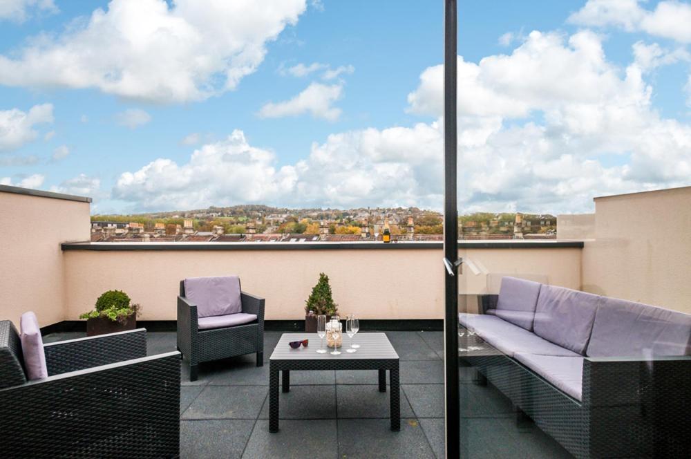 Solar Sanctuary- Skyline Balcony, Centre, Three Floors, King Beds, Netflix And More! Casa vacanze *
