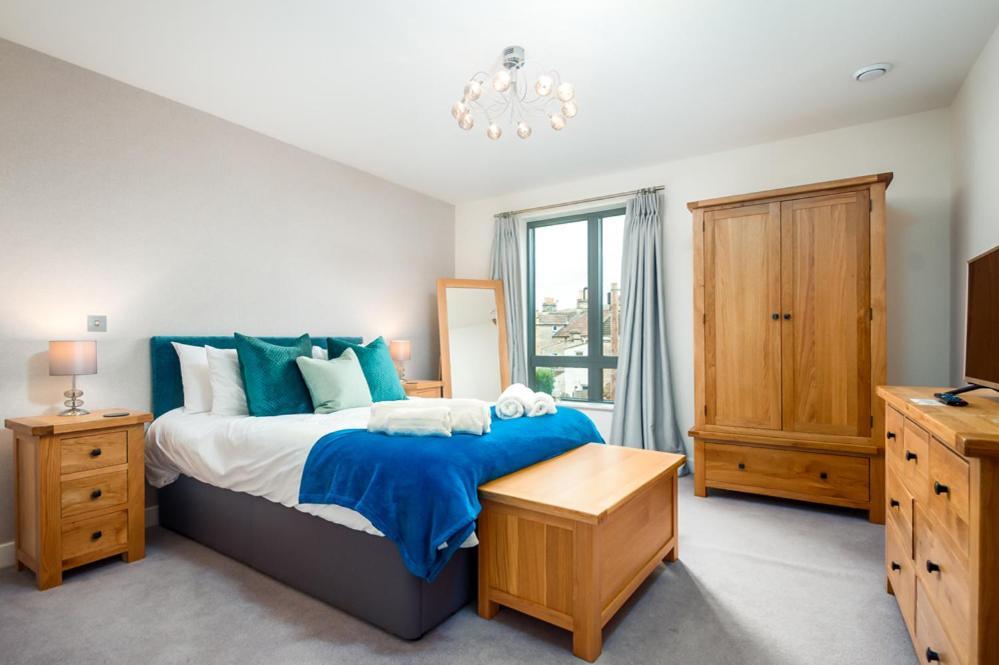 Solar Sanctuary- Skyline Balcony, Centre, Three Floors, King Beds, Netflix And More! Casa vacanze *