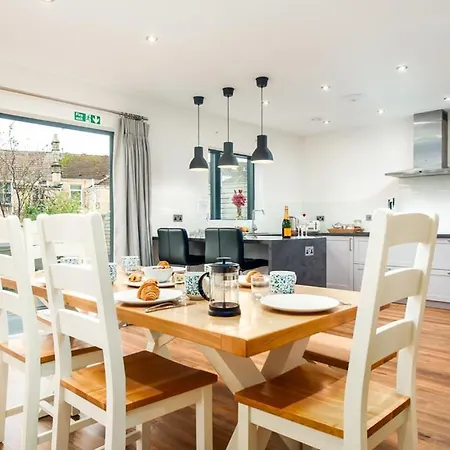 Solar Sanctuary- Skyline Balcony, City Centre, Three Floors, King Beds, Netflix And More! Bath Exterior foto