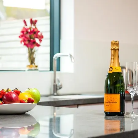 Solar Sanctuary- Skyline Balcony, City Centre, Three Floors, King Beds, Netflix And More! Bath Exterior foto