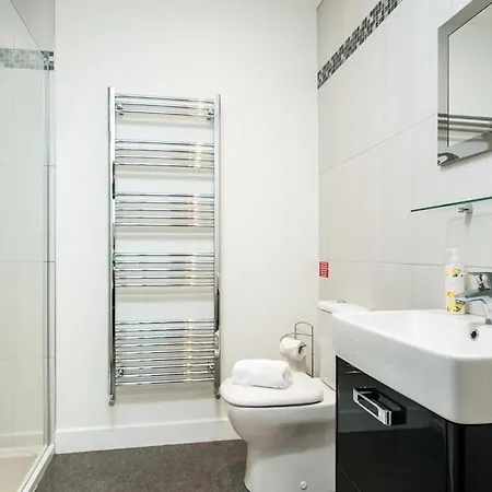 Solar Sanctuary- Skyline Balcony, City Centre, Three Floors, King Beds, Netflix And More! Bath Exterior foto