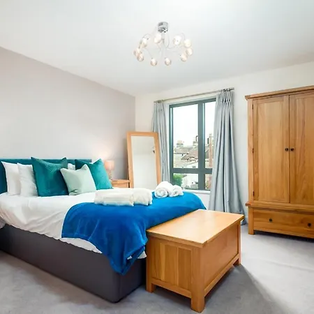 Solar Sanctuary- Skyline Balcony, City Centre, Three Floors, King Beds, Netflix And More! Bath Exterior foto