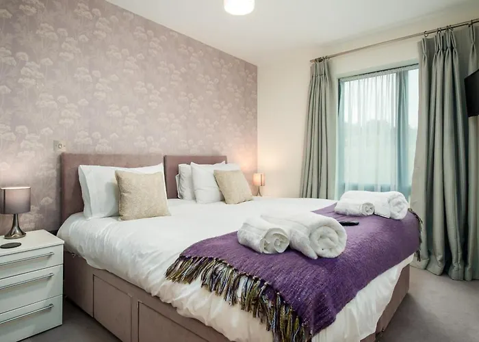 Solar Sanctuary- Skyline Balcony, City Centre, Three Floors, King Beds, Netflix And More!