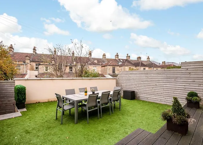 Solar Sanctuary- Skyline Balcony, City Centre, Three Floors, King Beds, Netflix And More!