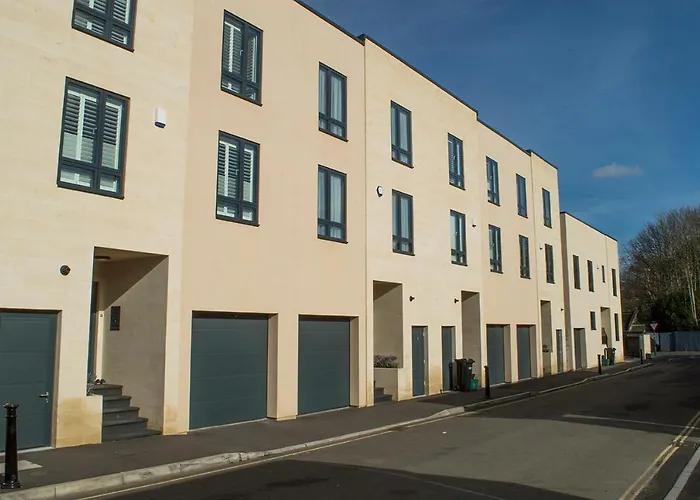 Solar Sanctuary- Skyline Balcony, City Centre, Three Floors, King Beds, Netflix And More!