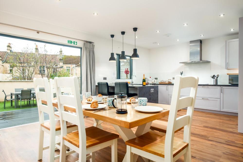 Solar Sanctuary- Skyline Balcony, Centre, Three Floors, King Beds, Netflix And More! * Bath