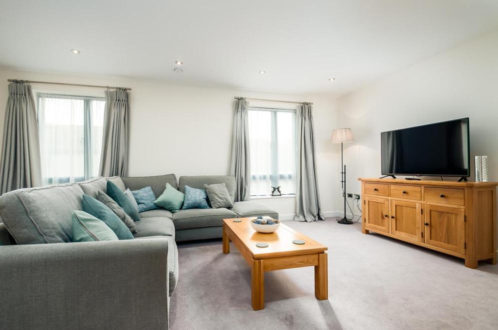 Solar Sanctuary- Skyline Balcony, Centre, Three Floors, King Beds, Netflix And More! *